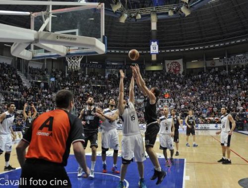 Samoggia in area - Derthona Basket