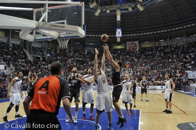 Samoggia in area - Derthona Basket