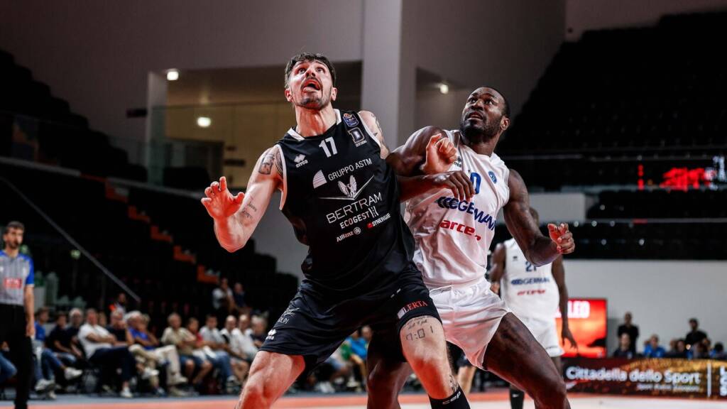 Dominik Olejniczak lotta a rimbalzo con Jason Burnell