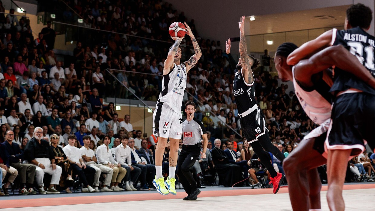 Tommaso Baldasso dal perimetro contro la Virtus Bologna