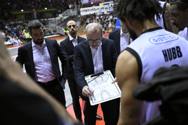 Mario Fioretti durante un timeout a Trieste, prima della trasferta a Udine.