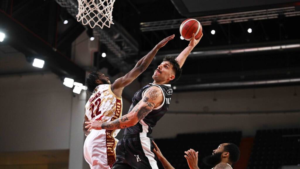 Dominik Olejniczak schiaccia contro la Reyer Venezia.