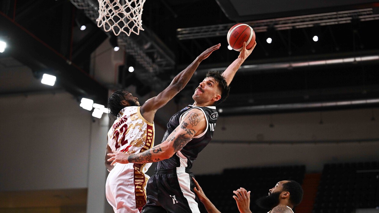 Dominik Olejniczak schiaccia contro la Reyer Venezia.