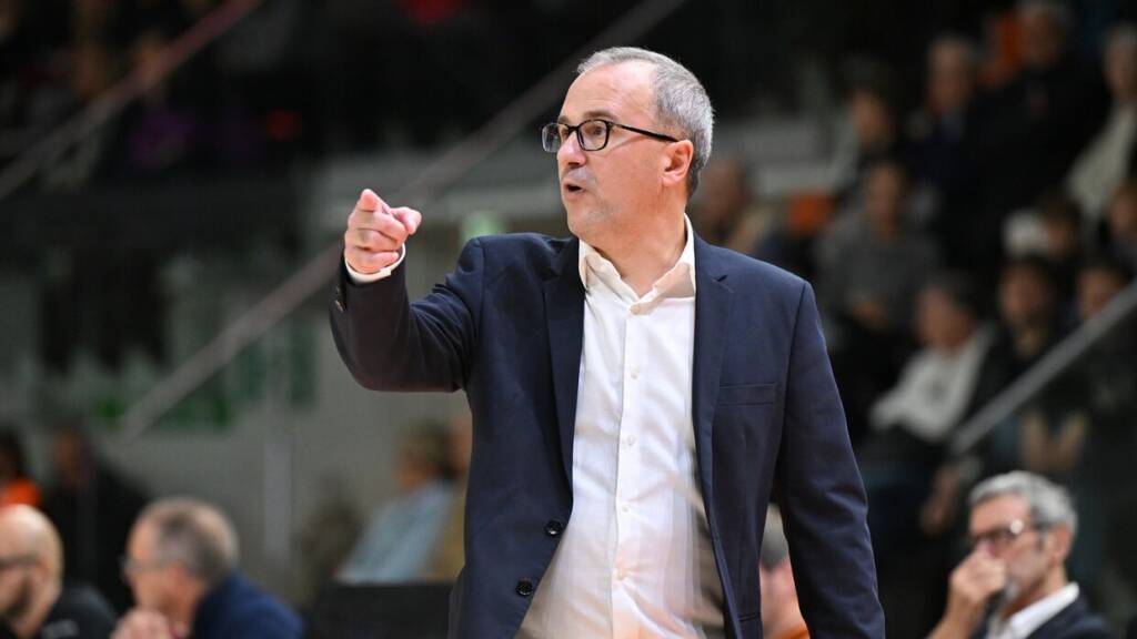 Mario Fioretti dalla panchina durante Derthona-Varese.
