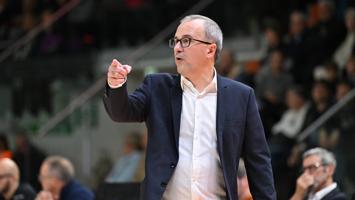 Mario Fioretti dalla panchina durante Derthona-Varese.