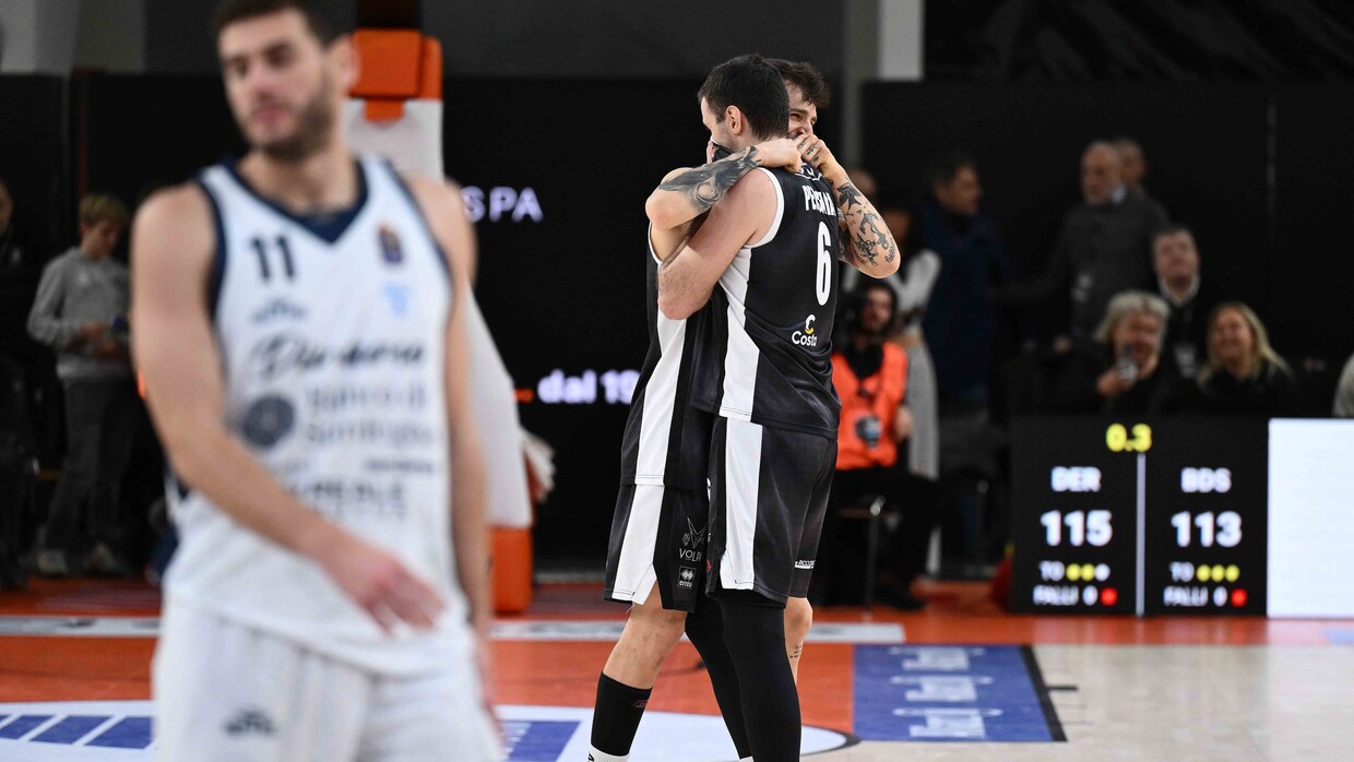 Tommaso Baldasso e Andrea Pecchia esultano dopo la vittoria con Sassari.