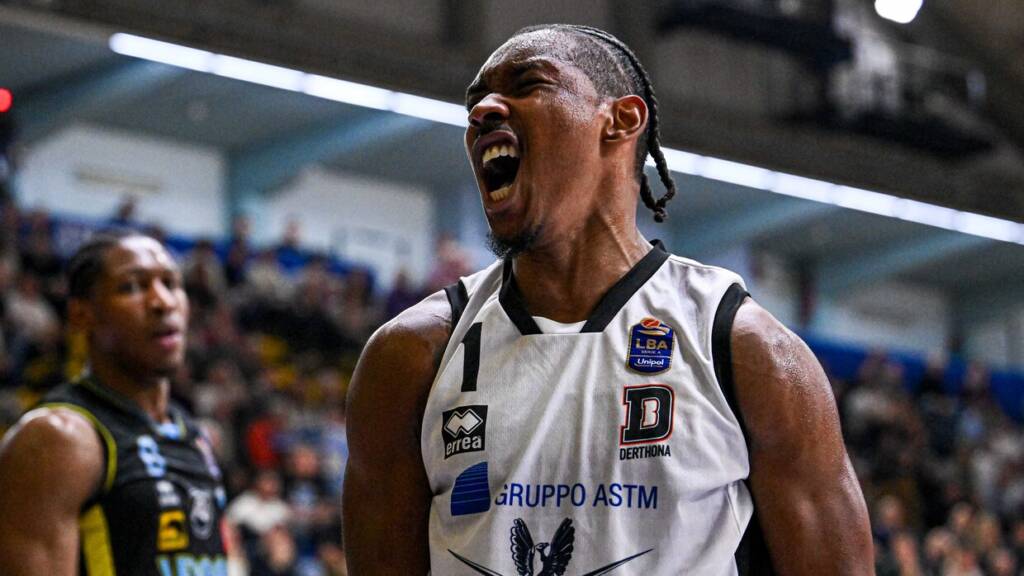 Christian Vital esulta durante la partita contro Cremona.