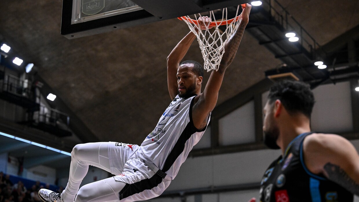 Justin Gorham schiaccia contro Cremona, la settimana prima della sfida con Reggio Emilia.