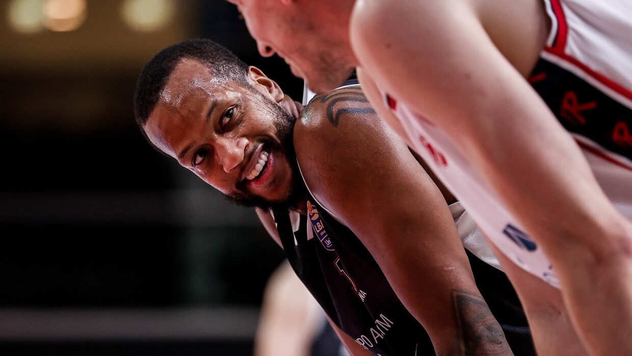 Justin Gorham sorride durante la partita con Reggio Emilia.