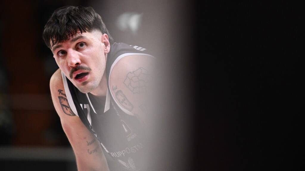Dominik Olejniczak nella sfida contro Milano.
