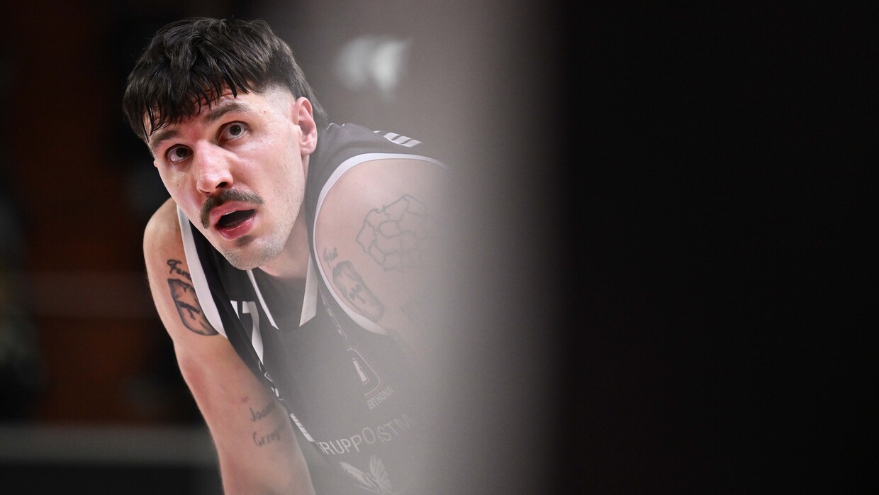 Dominik Olejniczak nella sfida contro Milano.