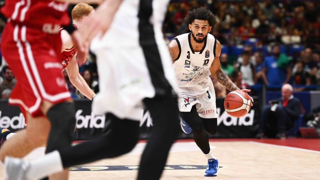 Prentiss Hubb contro Milano nel Round 1 del campionato.