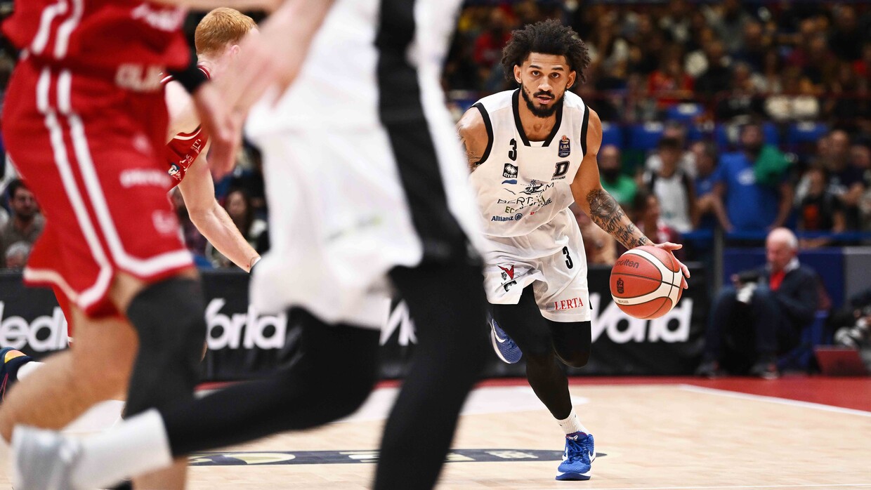 Prentiss Hubb contro Milano nel Round 1 del campionato.