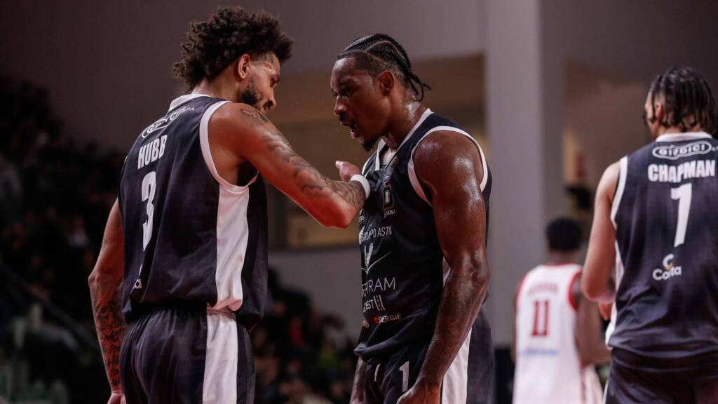 Prentiss Hubb e Christian Vital festeggiano durante la sfida con Trieste.