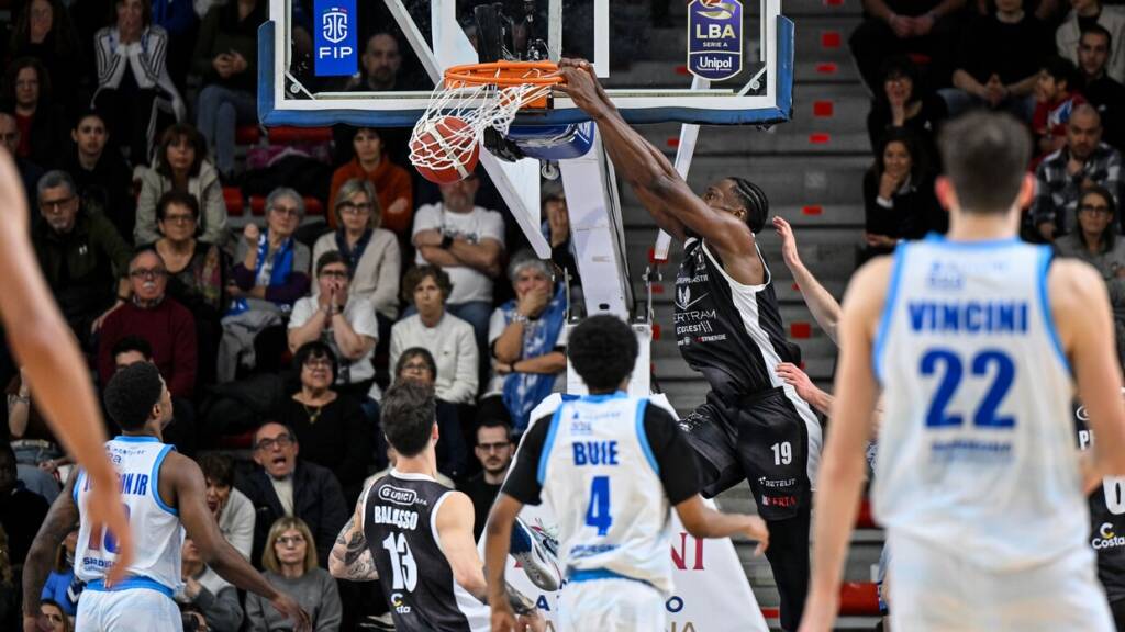 Paul Biligha schiaccia contro la Dinamo Sassari.