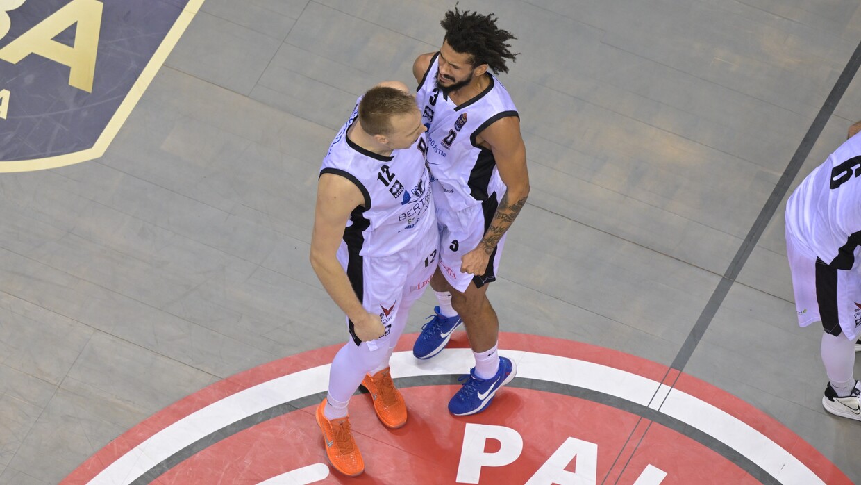 Prentiss Hubb e Arturs Strautins nella trasferta dell'andata contro Trieste.