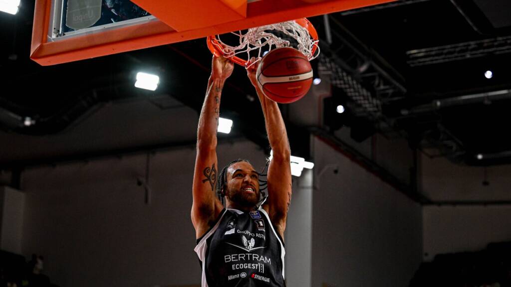 Brekkott Chapman dunks against Cantù.