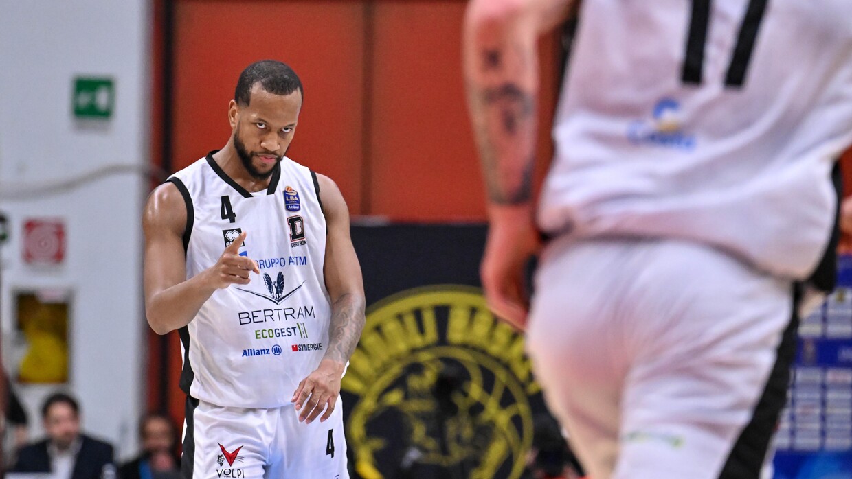 Justin Gorham nella sfida del girone d'andata alla Vanoli Basket Cremona.