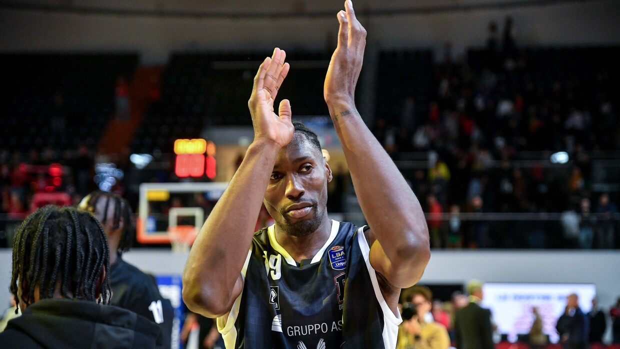 Paul Biligha festeggia la vittoria contro Varese dell'andata.