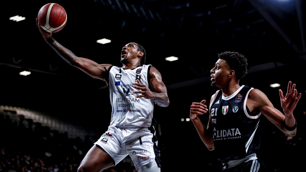 Christian Vital attacca il canestro sul campo della Virtus Bologna.