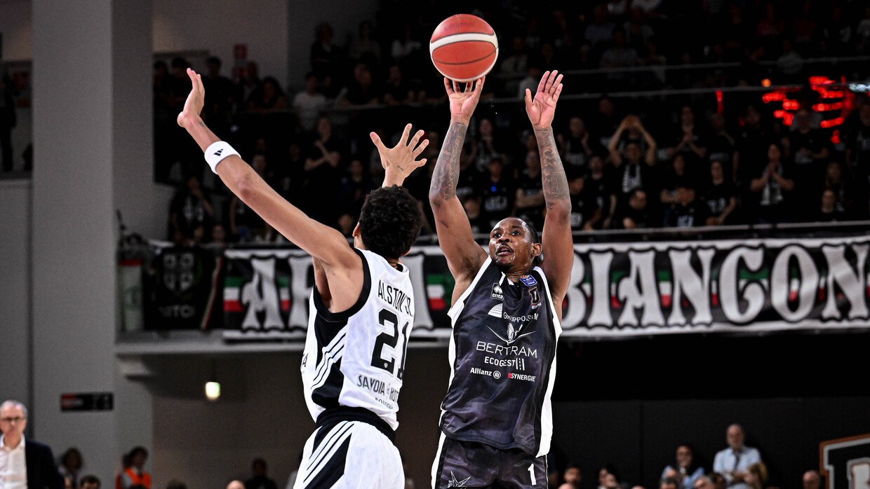 Christian Vital al tiro contro la Virtus Bologna.