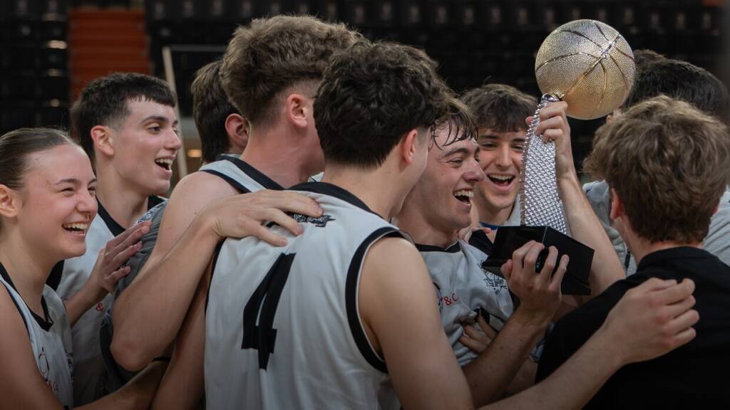 Il Liceo Peano festeggia la vittoria della Derthona School Cup 2026.