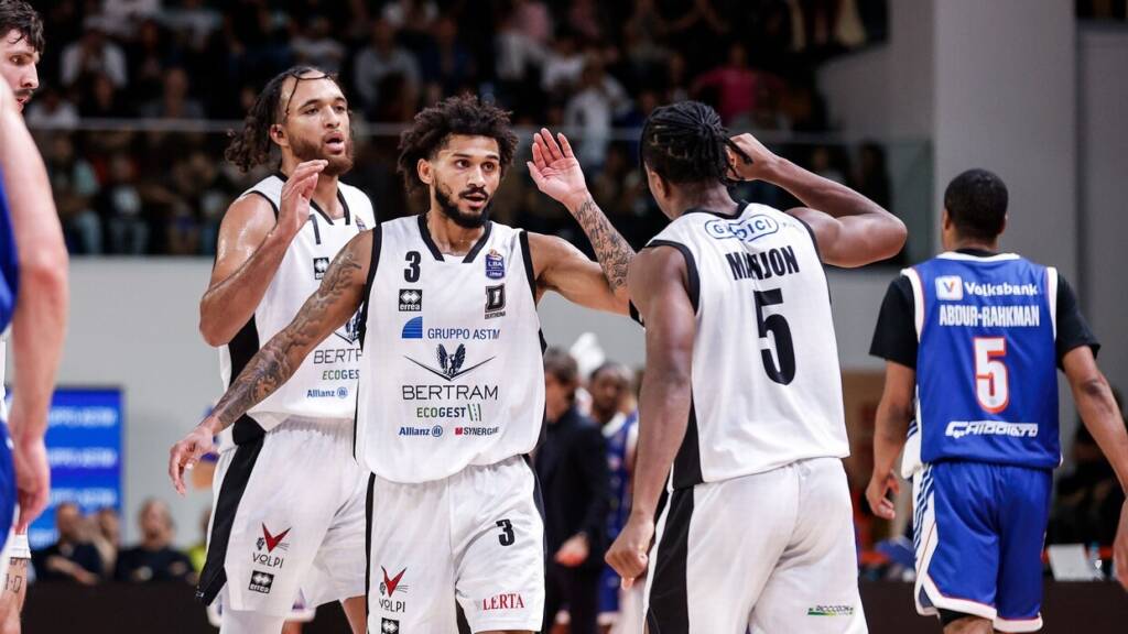 Prentiss Hubb, Ezra Manjon e Brekkott Chapman festeggiano contro Treviso.
