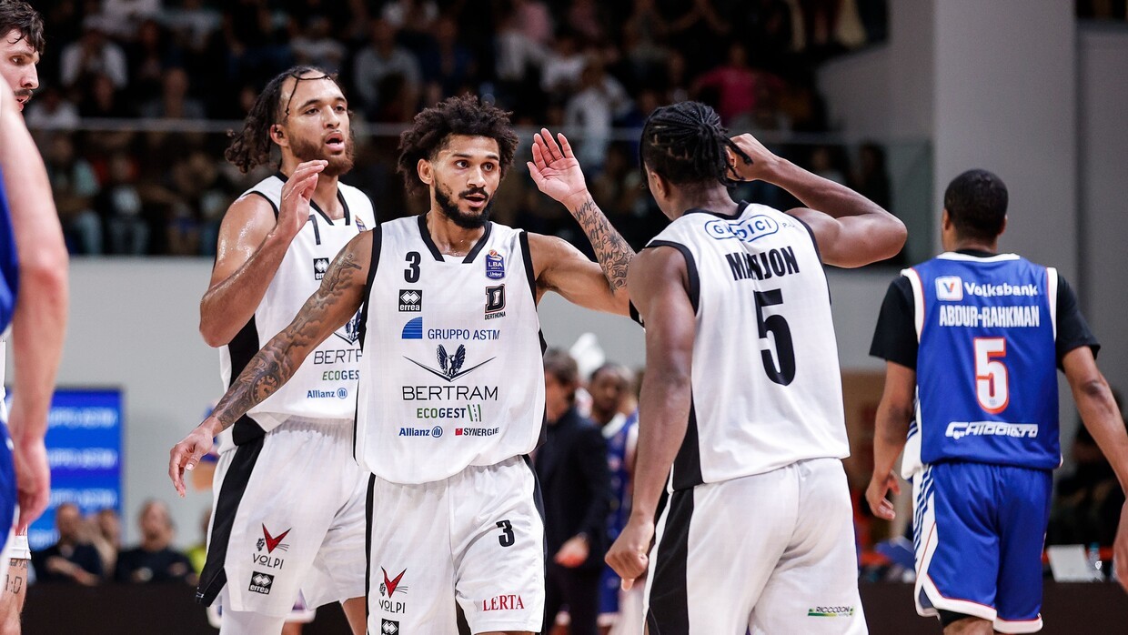 Prentiss Hubb, Ezra Manjon e Brekkott Chapman festeggiano contro Treviso.