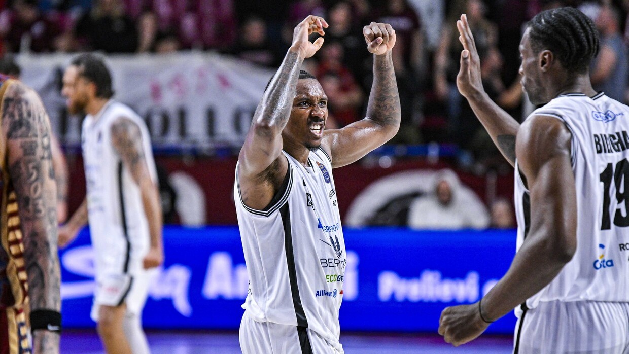 Christian Vital esulta contro l'Umana Reyer Venezia.