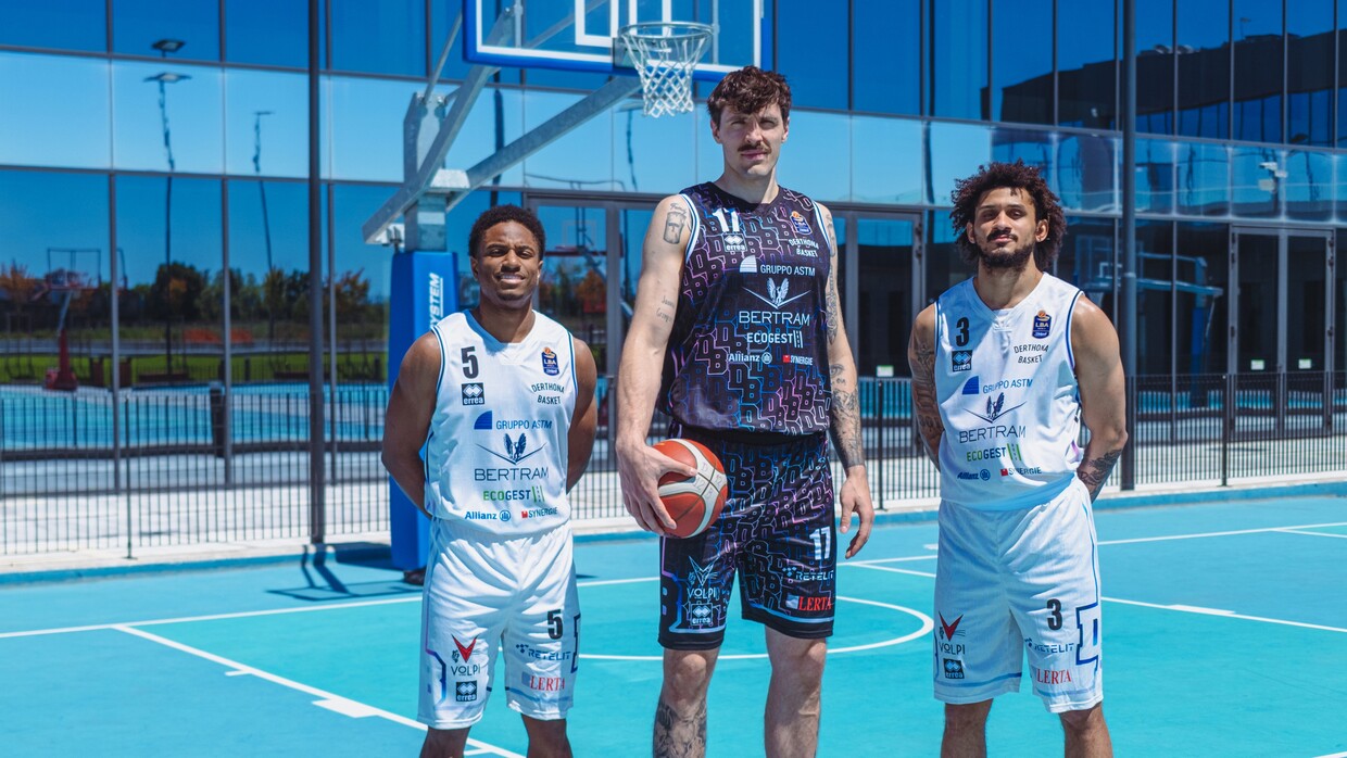 Dominik Olejniczak, Ezra Manjon e Prentiss Hubb posano con le nuove divise per i Playoff LBA 2026.