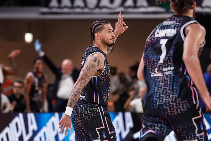 Prentiss Hubb esulta contro la Reyer Venezia in Gara 4.
