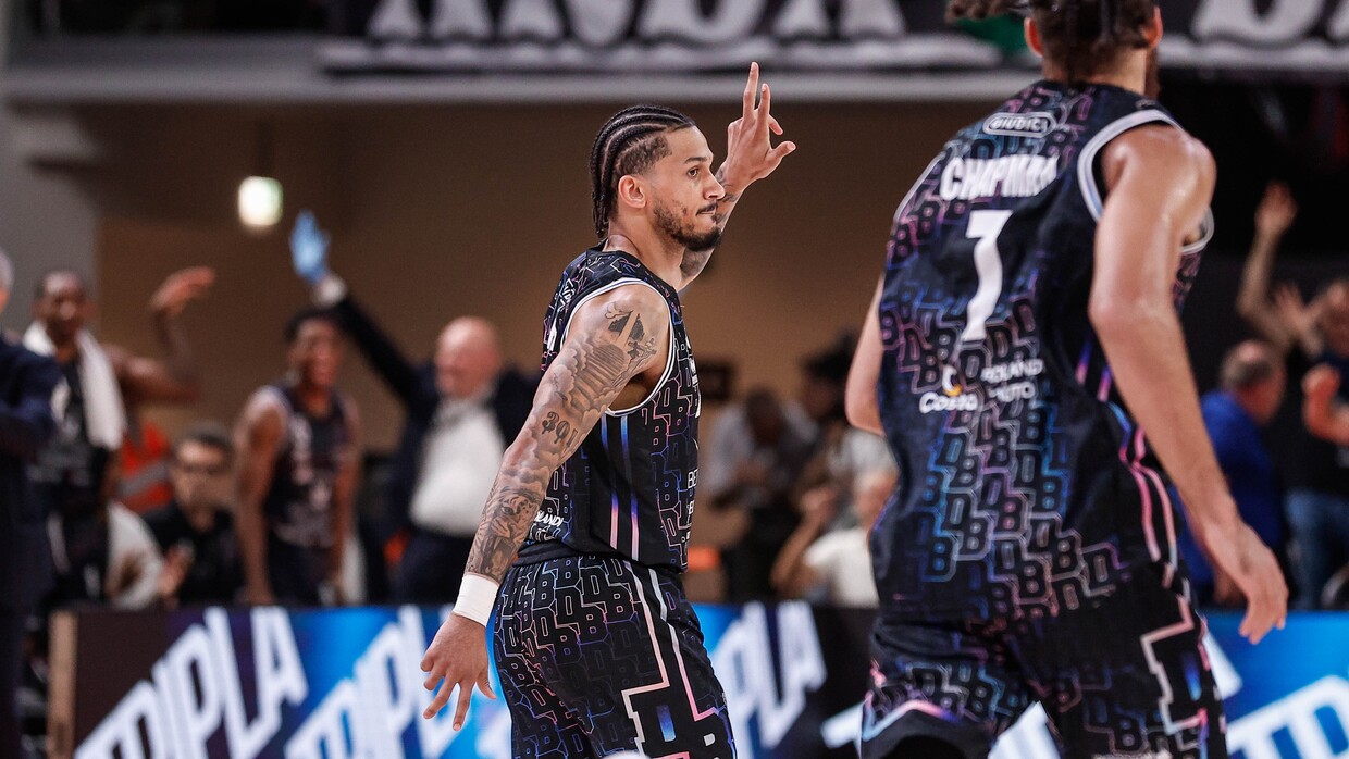 Prentiss Hubb esulta contro la Reyer Venezia in Gara 4.