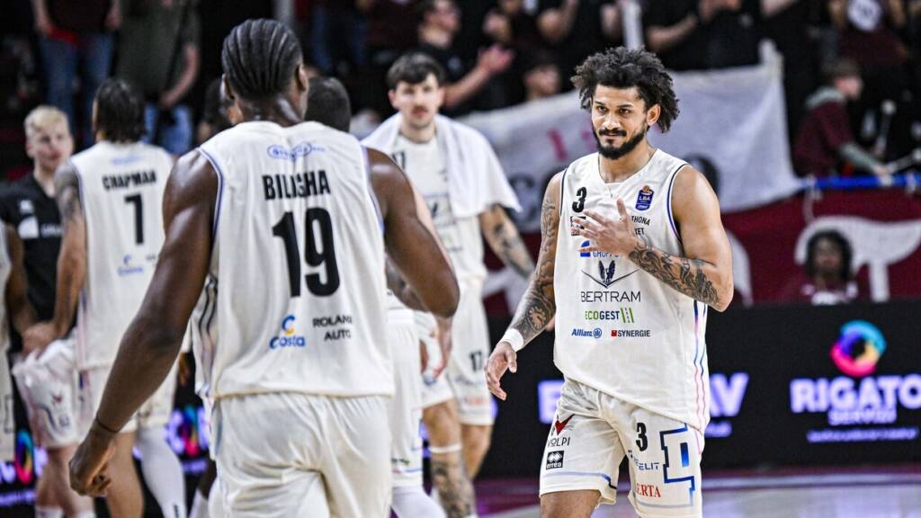 Prentiss Hubb and Paul Biligha in Game 1 against Reyer Venezia.