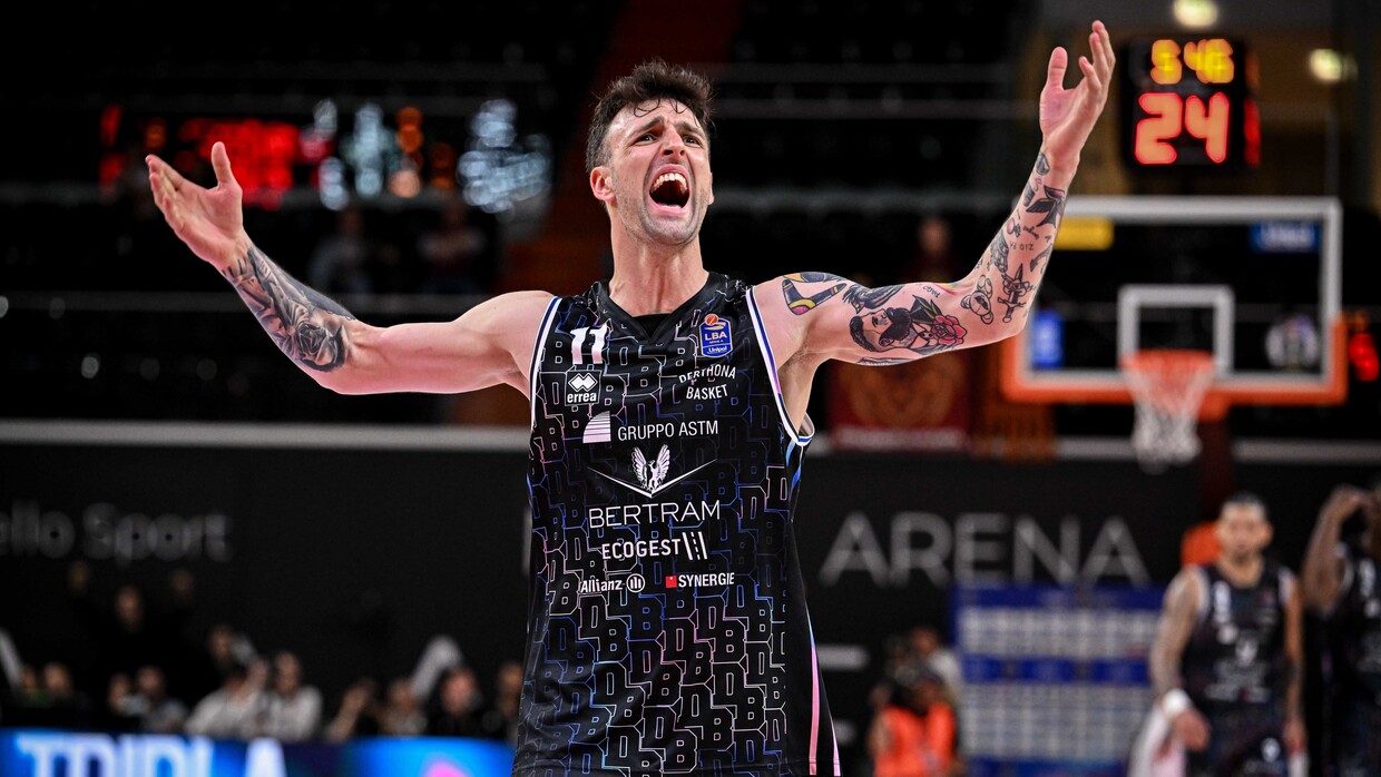 Tommaso Baldasso esulta in Gara 3 contro la Reyer Venezia.
